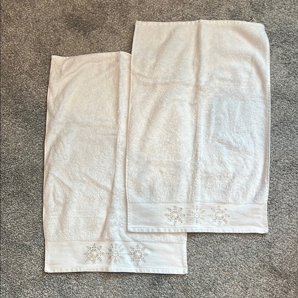 Glitz & Glimmer | Elegant White Towels with Snowflake Embroidery - Picture 2 of 8